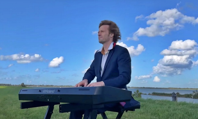 Voel de warmte tijdens Lenteconcert zanger-pianist Roon Staal in Gennep