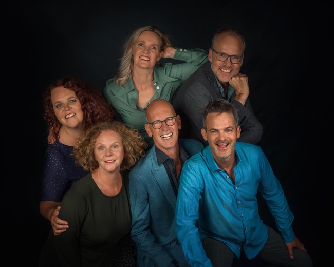 Zes zeer ervaren musici met een grote passie voor zingen, mooie liedjes en taart: dat is Ambrosia a cappella.