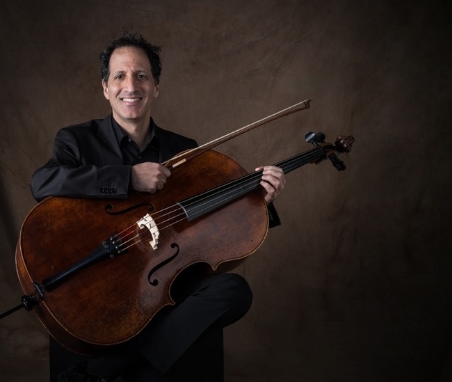 Cellist Nitzan speelt "dancing between the holy and the profane".