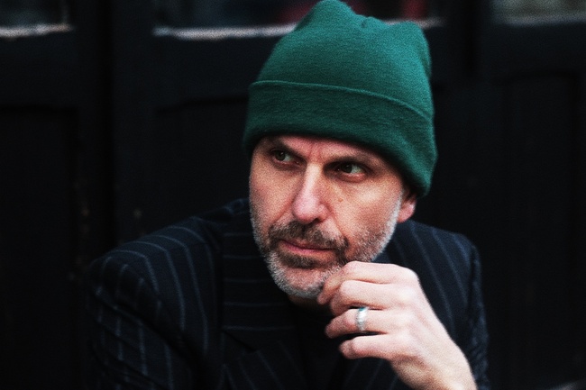 Pianist ﻿Andy Pavlov speelt in atelier Simeon ten Holt