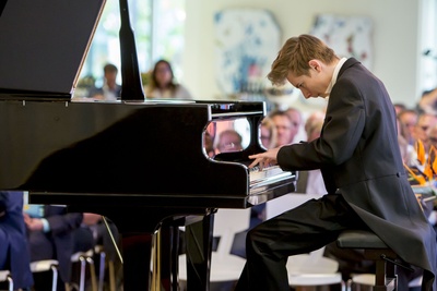 De met vele gouden en platina platen onderscheiden pianist/componist en filmmuziekproducer Rangel Silaev 