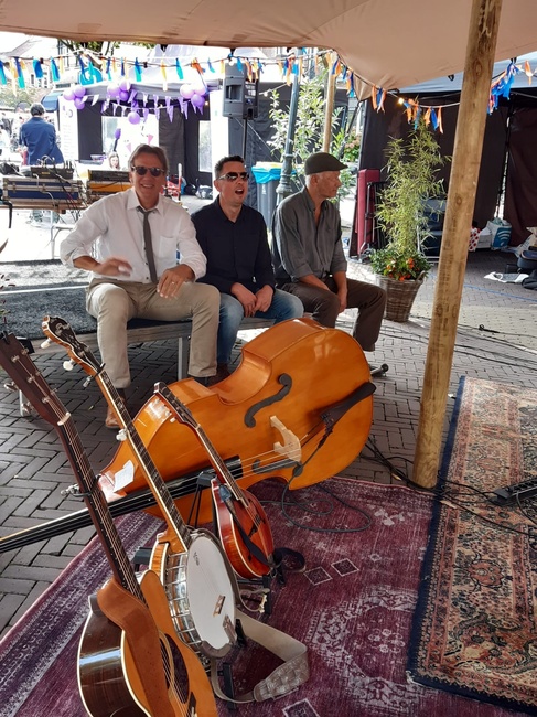 Live Americana band 20.00 - 22.00, dirtroadmusicband. 