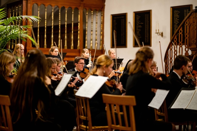 Familieconcert Symfonieorkest Sjosjanim met buikspreekster Lydia Zwart