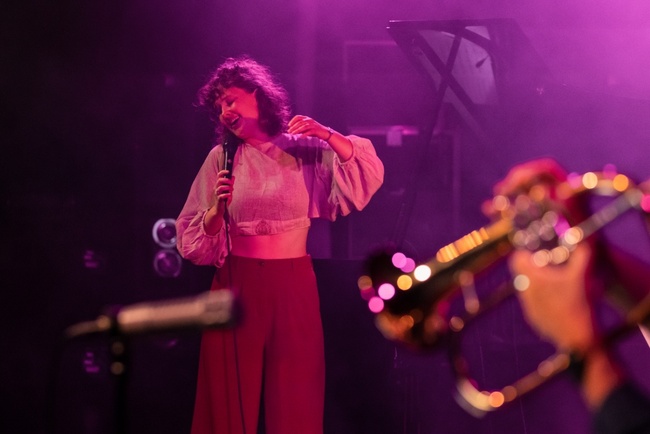 Sara Bax, vocalist/componist, maar vooral kunstenaar via muziek.