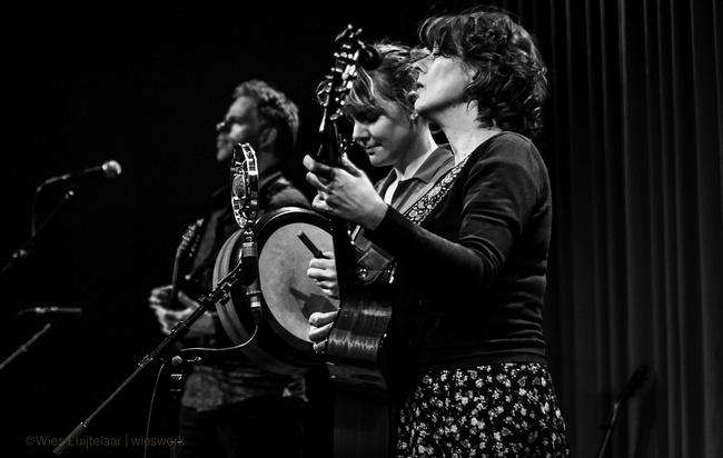 The Lasses, folk in hemelse samenzang.