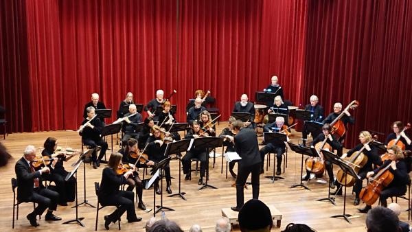 Kamerorkest En Suite met Brendan Conroy als solist (cello)