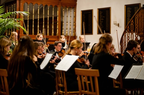 Familieconcert Symfonieorkest Sjosjanim met buikspreekster Lydia Zwart