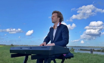 Voel de warmte tijdens Lenteconcert zanger-pianist Roon Staal in Loenen