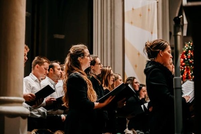 Kerstconcert met koor- en samenzang in de Sint-Jozefkerk (Heuvelse kerk) in Tilburg.